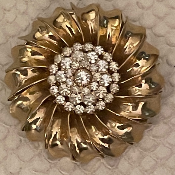 GOLD TONE, VINTAGE, SPARKLING, CLEAR, RHINESTONES, ROUND FLOWER BROOCH STUNNING! - Picture 1 of 5